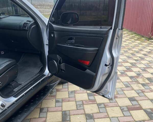 Сірий Cанг Йонг Rexton, об'ємом двигуна 2.7 л та пробігом 232 тис. км за 8300 $, фото 13 на Automoto.ua