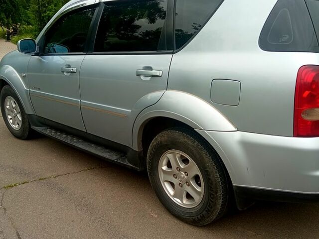 Сірий Cанг Йонг Rexton, об'ємом двигуна 2.7 л та пробігом 168 тис. км за 9350 $, фото 4 на Automoto.ua