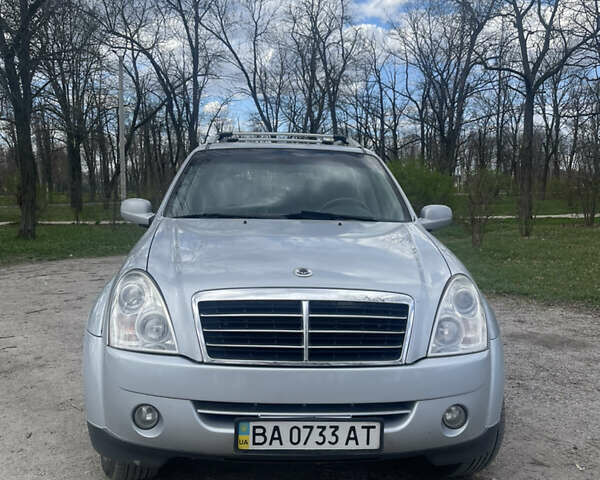 Сірий Cанг Йонг Rexton, об'ємом двигуна 2.7 л та пробігом 207 тис. км за 9500 $, фото 2 на Automoto.ua