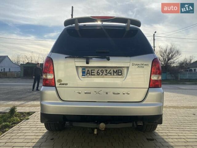 Сірий Cанг Йонг Rexton, об'ємом двигуна 2.7 л та пробігом 110 тис. км за 11500 $, фото 7 на Automoto.ua