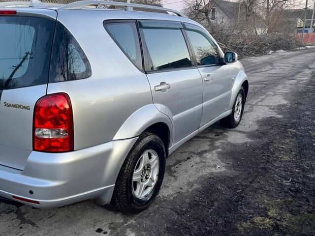 Серый Cанг Йонг Рекстон, объемом двигателя 2.7 л и пробегом 312 тыс. км за 11500 $, фото 2 на Automoto.ua