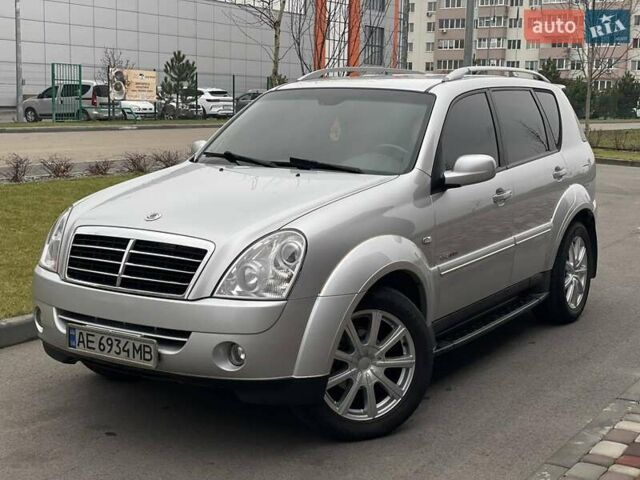 Сірий Cанг Йонг Rexton, об'ємом двигуна 2.7 л та пробігом 110 тис. км за 9600 $, фото 2 на Automoto.ua