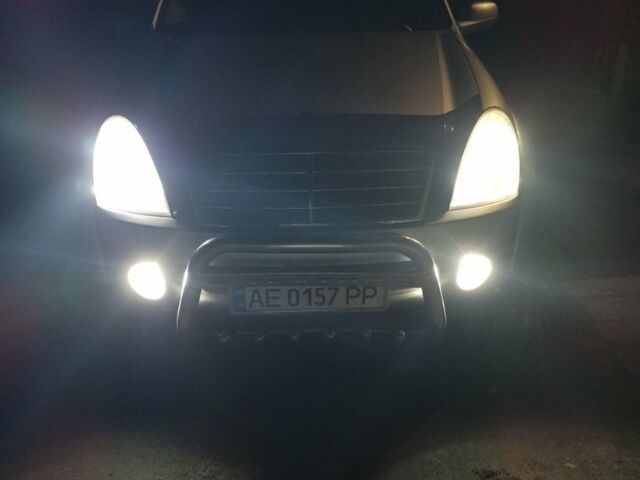 Сірий Cанг Йонг Rexton, об'ємом двигуна 2.7 л та пробігом 122 тис. км за 10300 $, фото 2 на Automoto.ua