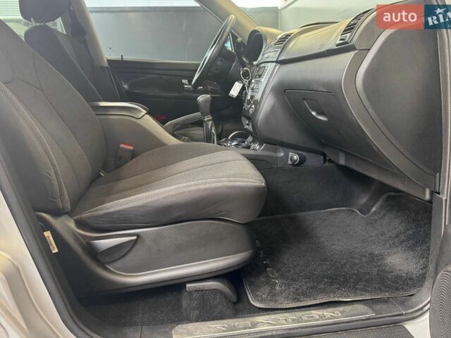 Сірий Cанг Йонг Rexton, об'ємом двигуна 2.7 л та пробігом 189 тис. км за 9300 $, фото 27 на Automoto.ua