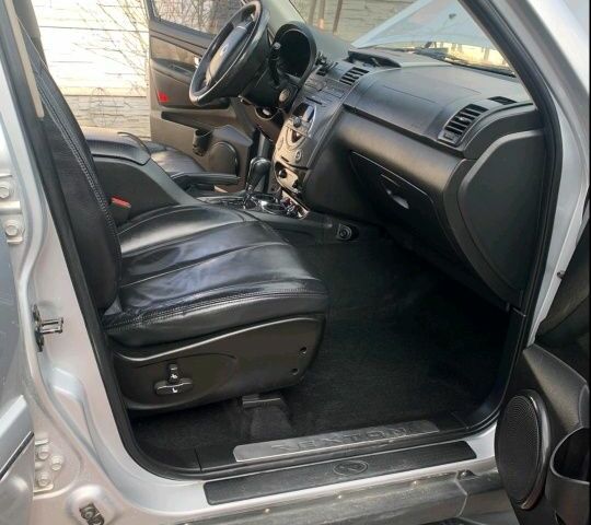 Сірий Cанг Йонг Rexton, об'ємом двигуна 2.7 л та пробігом 60 тис. км за 12500 $, фото 5 на Automoto.ua