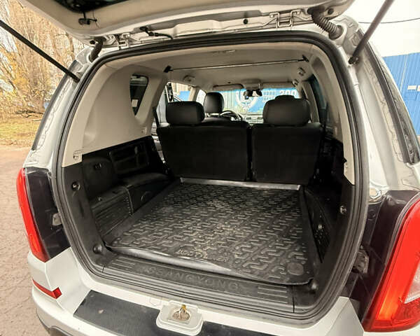 Сірий Cанг Йонг Rexton, об'ємом двигуна 2.7 л та пробігом 205 тис. км за 10999 $, фото 19 на Automoto.ua