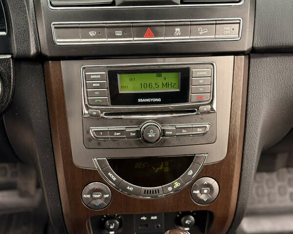 Сірий Cанг Йонг Rexton, об'ємом двигуна 2.7 л та пробігом 205 тис. км за 10999 $, фото 40 на Automoto.ua