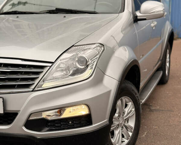 Сірий Cанг Йонг Rexton, об'ємом двигуна 2.7 л та пробігом 205 тис. км за 10999 $, фото 3 на Automoto.ua