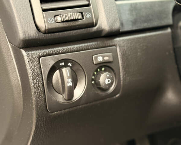 Сірий Cанг Йонг Rexton, об'ємом двигуна 2.7 л та пробігом 205 тис. км за 10999 $, фото 43 на Automoto.ua