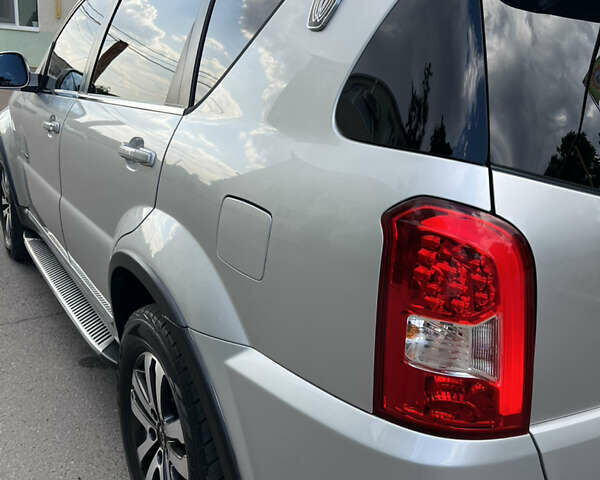 Сірий Cанг Йонг Rexton, об'ємом двигуна 2.7 л та пробігом 153 тис. км за 12300 $, фото 7 на Automoto.ua
