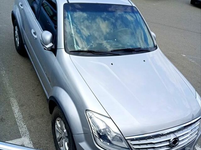Сірий Cанг Йонг Rexton, об'ємом двигуна 2.7 л та пробігом 180 тис. км за 13000 $, фото 1 на Automoto.ua