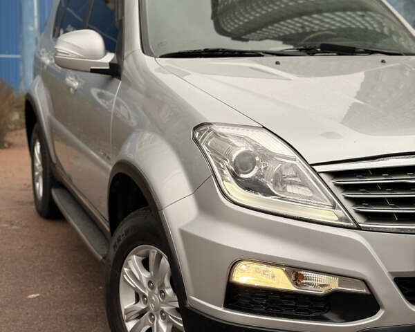 Сірий Cанг Йонг Rexton, об'ємом двигуна 2.7 л та пробігом 205 тис. км за 10999 $, фото 7 на Automoto.ua
