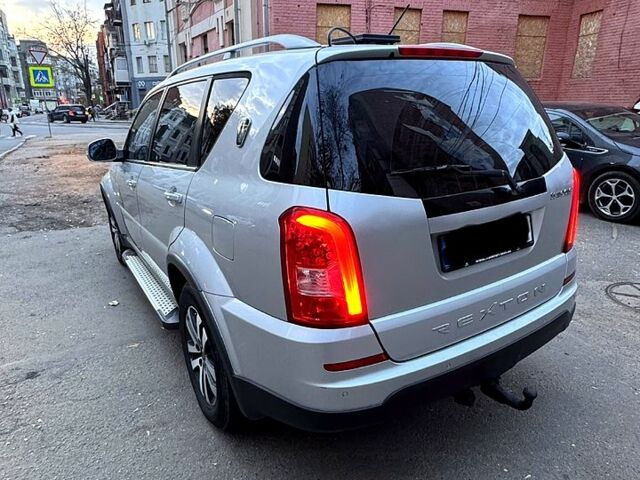 Сірий Cанг Йонг Rexton, об'ємом двигуна 2 л та пробігом 126 тис. км за 10400 $, фото 2 на Automoto.ua