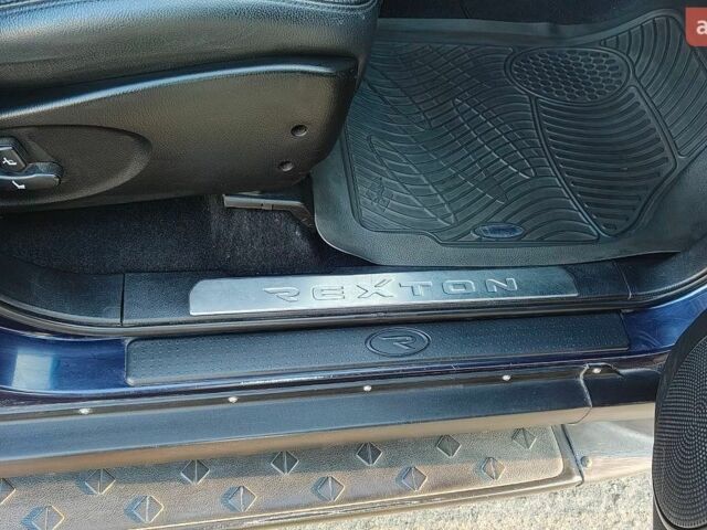 Синій Cанг Йонг Rexton, об'ємом двигуна 2.7 л та пробігом 203 тис. км за 8500 $, фото 14 на Automoto.ua