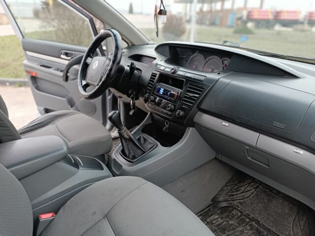 Серый Cанг Йонг Родиус, объемом двигателя 2.7 л и пробегом 240 тыс. км за 4250 $, фото 9 на Automoto.ua