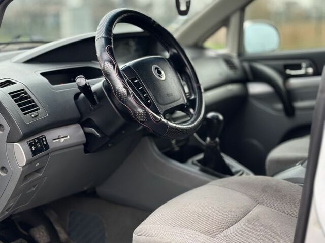 Серый Cанг Йонг Родиус, объемом двигателя 2.7 л и пробегом 244 тыс. км за 3650 $, фото 10 на Automoto.ua