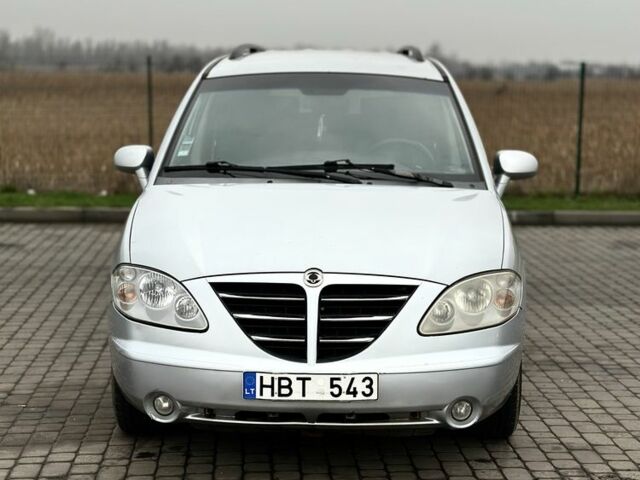 Серый Cанг Йонг Родиус, объемом двигателя 2.7 л и пробегом 244 тыс. км за 3650 $, фото 1 на Automoto.ua