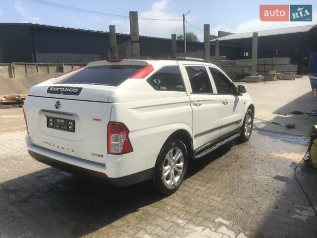 Білий Cанг Йонг Korando Sports, об'ємом двигуна 2 л та пробігом 194 тис. км за 15077 $, фото 13 на Automoto.ua