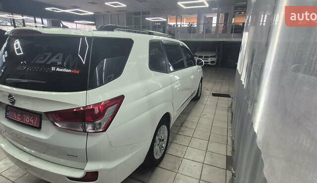 Белый Cанг Йонг Korando Turismo, объемом двигателя 2 л и пробегом 262 тыс. км за 14990 $, фото 2 на Automoto.ua
