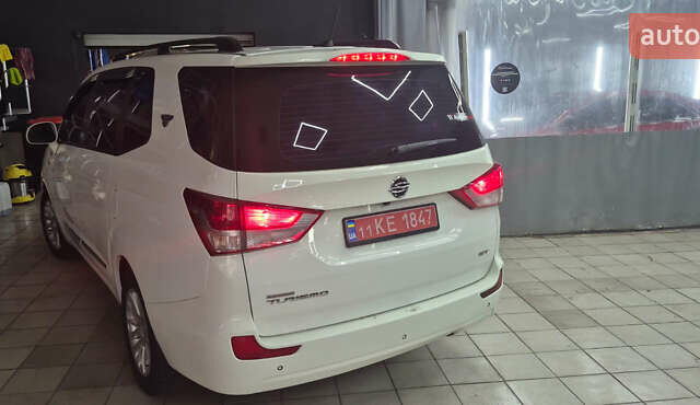 Белый Cанг Йонг Korando Turismo, объемом двигателя 2 л и пробегом 262 тыс. км за 14990 $, фото 3 на Automoto.ua