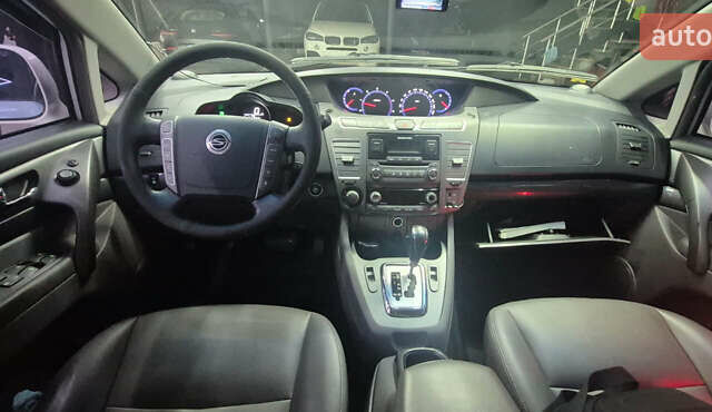 Белый Cанг Йонг Korando Turismo, объемом двигателя 2 л и пробегом 262 тыс. км за 14990 $, фото 13 на Automoto.ua