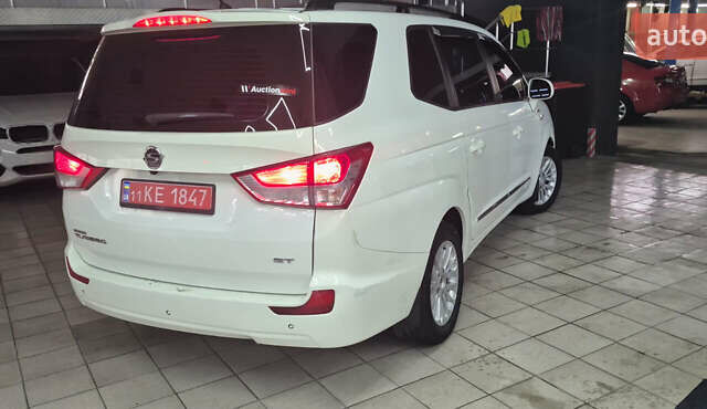 Белый Cанг Йонг Korando Turismo, объемом двигателя 2 л и пробегом 262 тыс. км за 14990 $, фото 5 на Automoto.ua