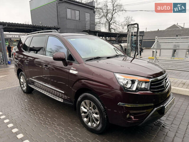 Красный Cанг Йонг Korando Turismo, объемом двигателя 2.2 л и пробегом 114 тыс. км за 13500 $, фото 2 на Automoto.ua