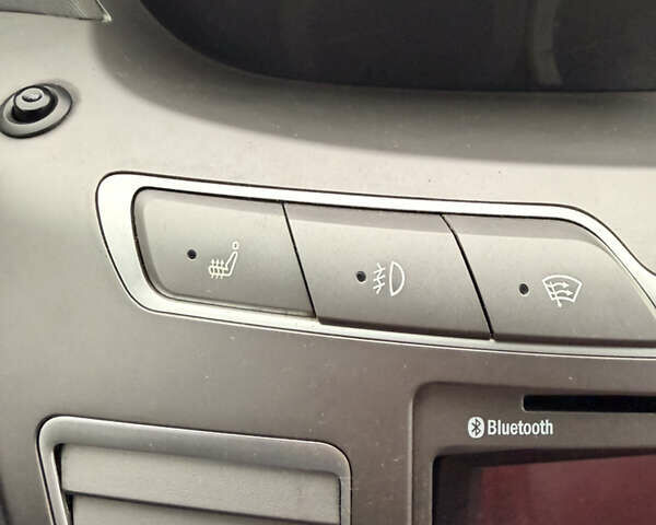 Красный Cанг Йонг Korando Turismo, объемом двигателя 2.2 л и пробегом 114 тыс. км за 13500 $, фото 10 на Automoto.ua