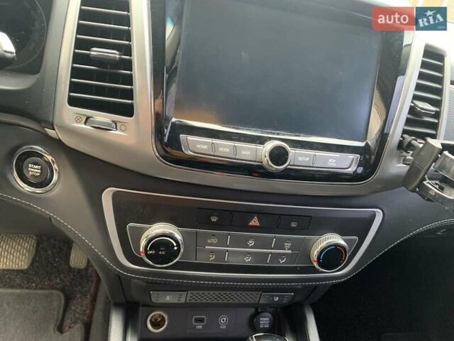 Серый Cанг Йонг Rexton Sports, объемом двигателя 2.16 л и пробегом 120 тыс. км за 18300 $, фото 13 на Automoto.ua
