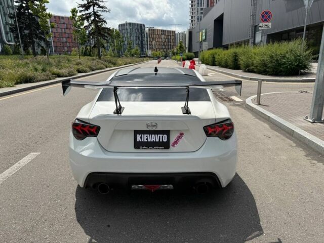 Белый Субару БРЗ, объемом двигателя 2 л и пробегом 112 тыс. км за 13500 $, фото 4 на Automoto.ua