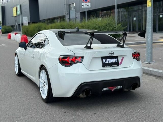 Белый Субару БРЗ, объемом двигателя 2 л и пробегом 112 тыс. км за 13500 $, фото 3 на Automoto.ua