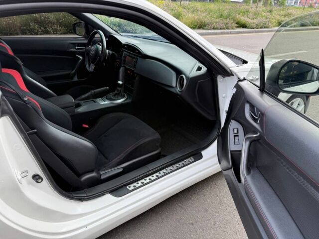 Белый Субару БРЗ, объемом двигателя 2 л и пробегом 112 тыс. км за 13500 $, фото 6 на Automoto.ua