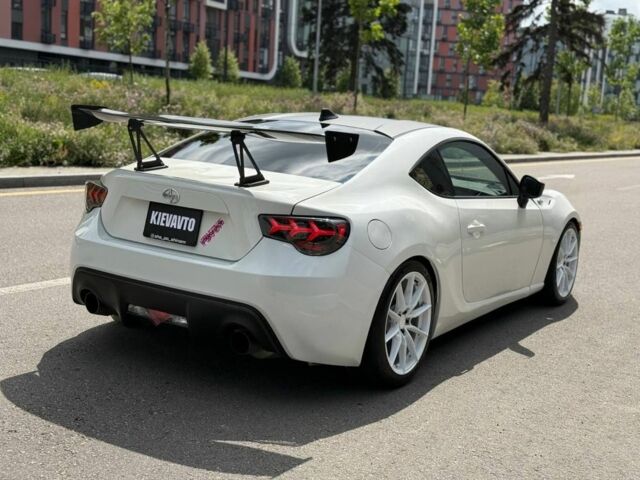 Белый Субару БРЗ, объемом двигателя 2 л и пробегом 112 тыс. км за 13500 $, фото 2 на Automoto.ua