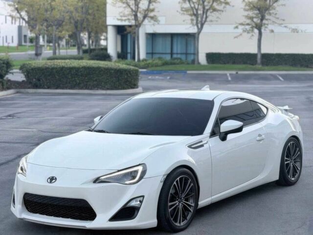 Белый Субару БРЗ, объемом двигателя 2 л и пробегом 79 тыс. км за 4000 $, фото 2 на Automoto.ua