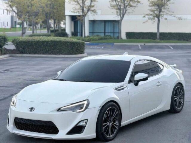 Белый Субару БРЗ, объемом двигателя 2 л и пробегом 80 тыс. км за 4000 $, фото 2 на Automoto.ua