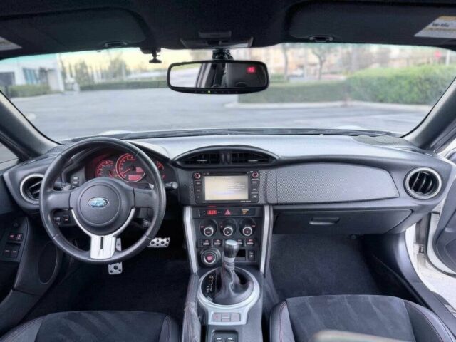 Белый Субару БРЗ, объемом двигателя 2 л и пробегом 79 тыс. км за 4000 $, фото 6 на Automoto.ua