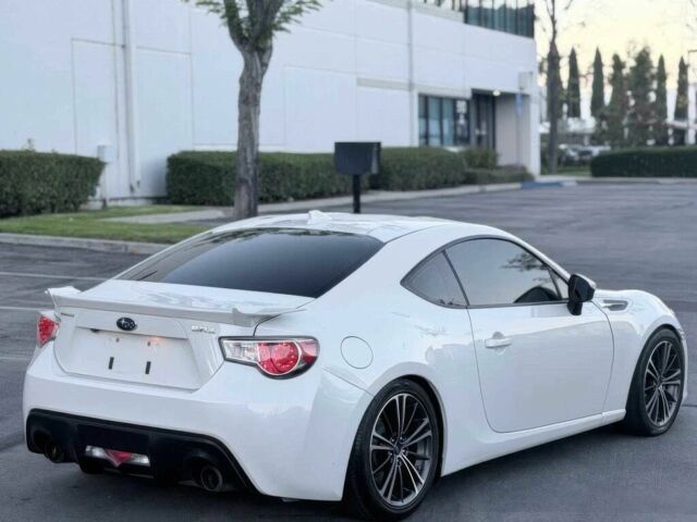 Белый Субару БРЗ, объемом двигателя 2 л и пробегом 80 тыс. км за 4000 $, фото 5 на Automoto.ua