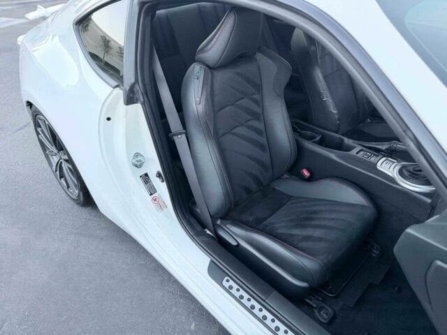 Белый Субару БРЗ, объемом двигателя 2 л и пробегом 80 тыс. км за 4000 $, фото 11 на Automoto.ua