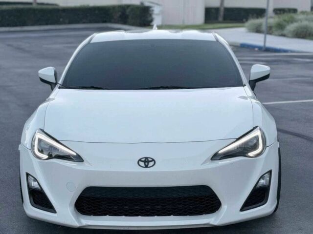 Белый Субару БРЗ, объемом двигателя 2 л и пробегом 80 тыс. км за 4000 $, фото 1 на Automoto.ua