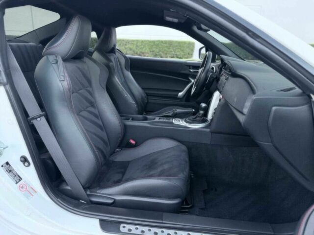 Белый Субару БРЗ, объемом двигателя 2 л и пробегом 79 тыс. км за 4000 $, фото 8 на Automoto.ua