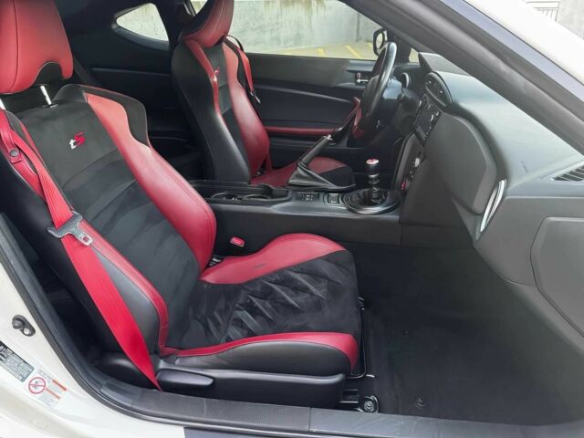 Белый Субару БРЗ, объемом двигателя 2 л и пробегом 36 тыс. км за 8000 $, фото 8 на Automoto.ua