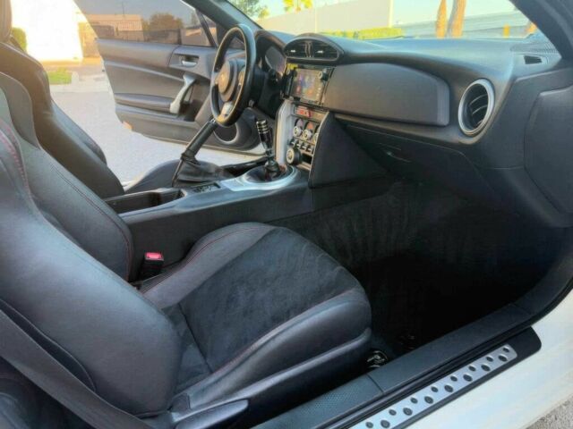 Білий Субару БРЗ, об'ємом двигуна 2 л та пробігом 43 тис. км за 3900 $, фото 6 на Automoto.ua