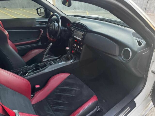 Белый Субару БРЗ, объемом двигателя 2 л и пробегом 36 тыс. км за 8000 $, фото 9 на Automoto.ua