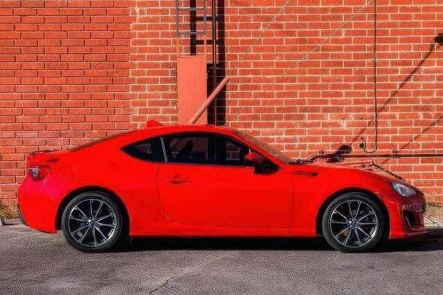 Красный Субару БРЗ, объемом двигателя 2 л и пробегом 116 тыс. км за 4000 $, фото 3 на Automoto.ua