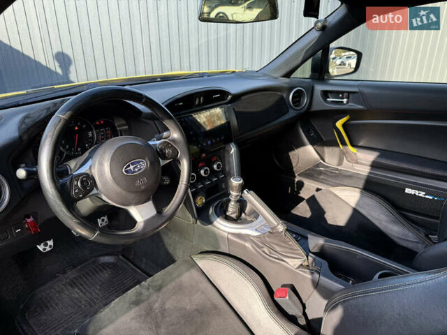 Желтый Субару БРЗ, объемом двигателя 2 л и пробегом 61 тыс. км за 11000 $, фото 10 на Automoto.ua