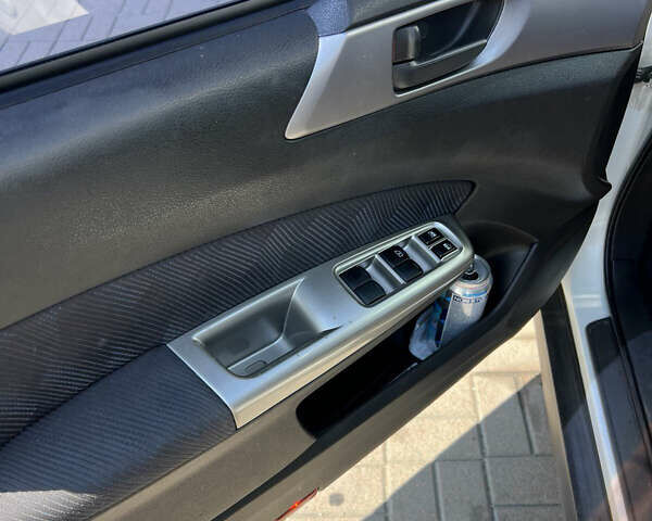 Белый Субару Форестер, объемом двигателя 1.99 л и пробегом 250 тыс. км за 7200 $, фото 4 на Automoto.ua