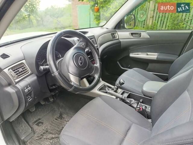 Белый Субару Форестер, объемом двигателя 2 л и пробегом 230 тыс. км за 10000 $, фото 10 на Automoto.ua