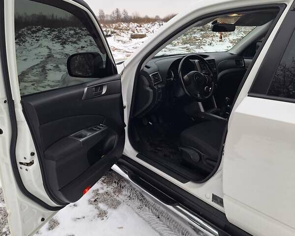Білий Субару Forester, об'ємом двигуна 1.99 л та пробігом 273 тис. км за 8500 $, фото 4 на Automoto.ua