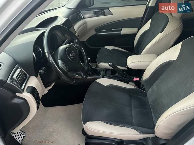 Белый Субару Форестер, объемом двигателя 2 л и пробегом 257 тыс. км за 8900 $, фото 4 на Automoto.ua