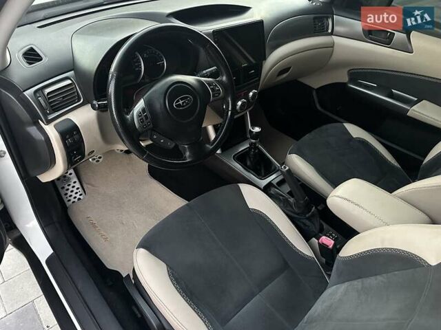 Белый Субару Форестер, объемом двигателя 2 л и пробегом 257 тыс. км за 8900 $, фото 5 на Automoto.ua